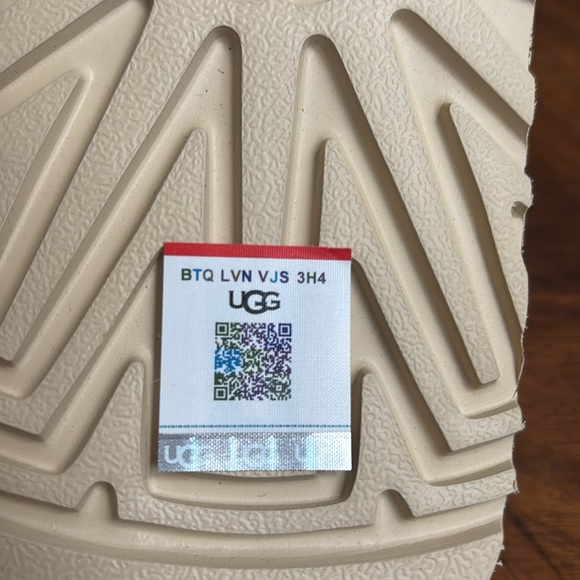 NWT UGG Goldenstar
Clog Sand 7 - Picture 10 of 13